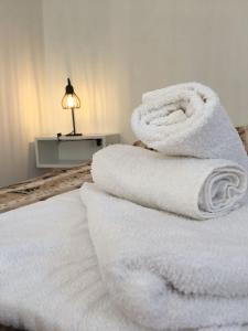 una pila de toallas sentadas encima de una cama en Brisas de San Rafael en San Rafael