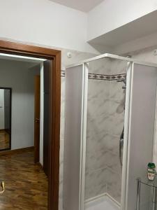 uma cabina de duche ao nível do chão numa casa de banho com em B&B Spanò em Polistena