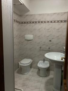 ein Bad mit einem WC und einem Waschbecken in der Unterkunft B&B Spanò in Polistena