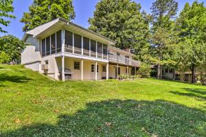 una vista exterior de una casa con un gran patio en Lake House in Horseshoe Bend Near Ozark Forest! en Horseshoe Bend