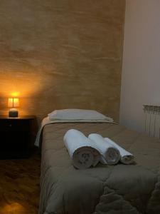 ein Schlafzimmer mit zwei Rollen Handtücher auf einem Bett in der Unterkunft B&B Spanò in Polistena