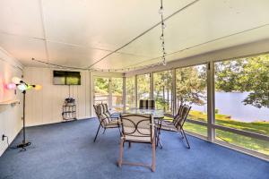 comedor con mesa y sillas en Lake House in Horseshoe Bend Near Ozark Forest! en Horseshoe Bend