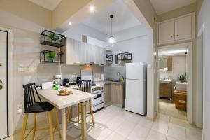 A kitchen or kitchenette at Fully renovated flat close to Uni & hospitals