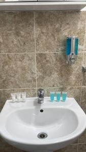 um lavatório branco numa casa de banho com óculos em Diana Hotel em Londres