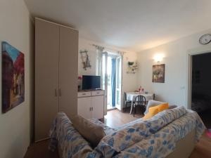een woonkamer met een bank en een keuken bij Civico1280 Holiday in Camaiore