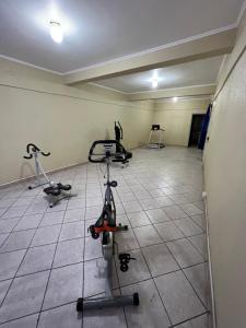 um quarto com duas bicicletas de exercício e uma passadeira em HOSPEDAJE DA VINCI PARA TURISTAS y PERSONAL LABORAL em Calama