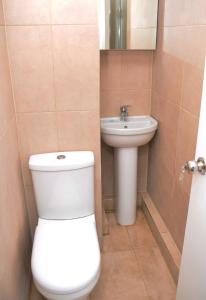y baño con aseo y lavamanos. en 1FG Dreams Unlimited Serviced Accommodation- Staines - Heathrow en Stanwell