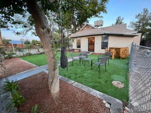 a yard with a table and chairs and a house at The Heart Of Cruces in Las Cruces