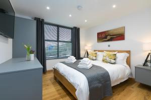 een slaapkamer met een bed en een groot raam bij Nova Cottage in St Ives