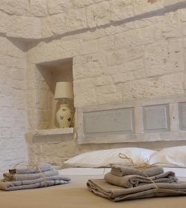 Un dormitorio con una cama con dos toallas encima. en Trulli Abate Mauro, en Cisternino 123 fotos más