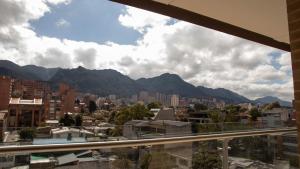 desde el balcón de una ciudad con montañas en WH Nuevo piso, zona financiera, vista a la ciudad, en Bogotá