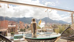 una mesa de cristal con una copa de vino en el balcón en WH Nuevo piso, zona financiera, vista a la ciudad, en Bogotá