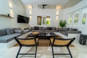 Khu vực ghế ngồi tại Casa Panamera- 5br luxury beach Villa Playa Coson