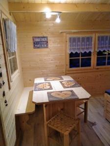 ein Holzzimmer mit einem Tisch in einer Hütte in der Unterkunft Gartenhaus Zimmer in Rüeggisberg