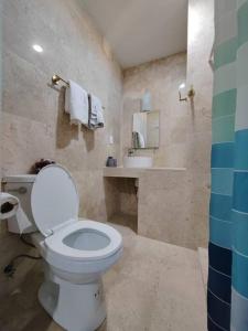 a bathroom with a white toilet and a sink at Departamento 2 Boulevard Manzanillo in Manzanillo +26 photos