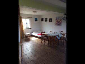 sala de estar con mesa y comedor en Sunshine House no.2, en Madalena