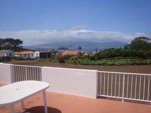 balcón con mesa y vistas al océano en Sunshine House no.2, en Madalena