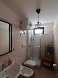 a bathroom with a toilet and a sink and a shower at Gorgo Rinaldi - Locazioni brevi in Monopoli