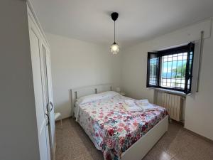 a small bedroom with a bed and a window at Gorgo Rinaldi - Locazioni brevi in Monopoli