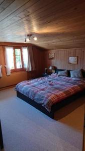 ein Schlafzimmer mit einem großen Bett in einer Hütte in der Unterkunft Chalet Wittebärg in Gsteig