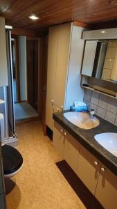 ein Badezimmer mit 2 Waschbecken und einem Spiegel in der Unterkunft Chalet Wittebärg in Gsteig