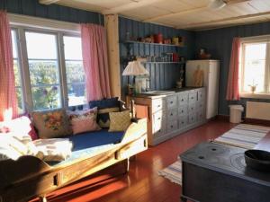 una sala de estar con un sofá grande en una habitación en Nedre Skogtun cabin by Norgesbooking, en Hovda