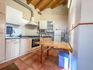 cocina con mesa de madera y nevera en Casa Berrobiaenea, en Narcué