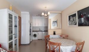 Kuchyň nebo kuchyňský kout v ubytování Apartamento con vistas, ascensor y parking en Portosín