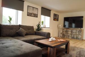 a living room with a couch and a coffee table at Wohlfühlen am Großen Goitzschesee inkl. Netflix in Holzweißig