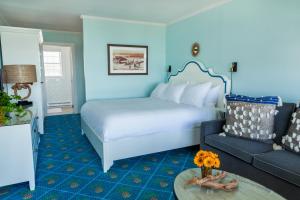 um quarto de hotel com uma cama e um sofá em Beach Shack em Cape May