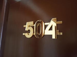 Una señal de oro que dice en una puerta en Habitaciones C&S Bogotá, en Bogotá