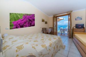sypialnia z łóżkiem i widokiem na ocean w obiekcie Residential Hotel Villaggio Innamorata w mieście Capoliveri