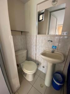 een badkamer met een toilet en een wastafel bij Hostal los Andes in Baños