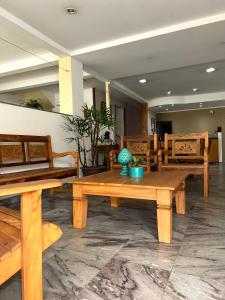 a large room with wooden benches and tables at Thermas da Mantiqueira Hotel in Poços de Caldas