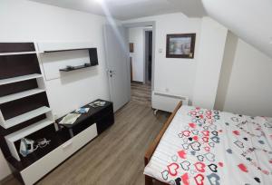 Rúm í herbergi á Delfin apartment
