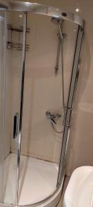 um chuveiro na casa de banho com WC em Apartment Orbi Plaza em Batumi
