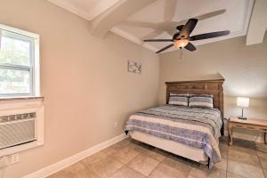 Spacious Gulf Shores Home Private Pool and Deck!客房内的一张或多张床位