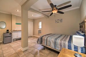 Spacious Gulf Shores Home Private Pool and Deck!客房内的一张或多张床位