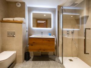 uma casa de banho com um lavatório, um chuveiro e um WC. em Appartement Les Allues-Méribel, 3 pièces, 6 personnes - FR-1-355-213 em Les Allues
