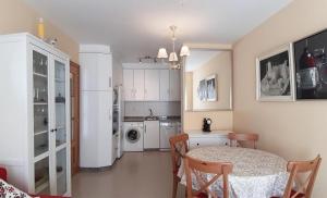 Kuchyň nebo kuchyňský kout v ubytování Apartamento con vistas, ascensor y parking en Portosín