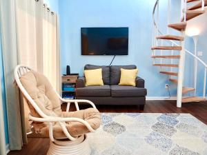 uma sala de estar com uma cadeira e um sofá em A Wave From It All-5J GCR em Myrtle Beach