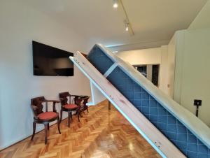 una escalera interior con sillas y baldosas azules en Alquiler Departamento Temporario Vidt al 1900, Alto Palermo. en Buenos Aires