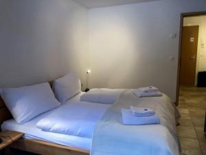 1 dormitorio con 1 cama con 2 toallas en Komfortabel, Perfekte Lage, neue Wohnung, gratis P, en Lauterbrunnen