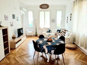 Televízia a/alebo spoločenská miestnosť v ubytovaní Villa La Closeraie