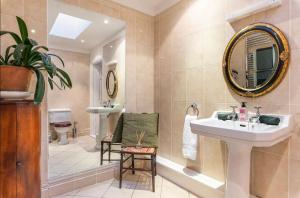 La salle de bains est pourvue d'un lavabo et d'un miroir. dans l'établissement The Old Goathouse, à Kildare