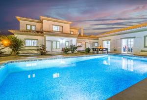 une grande piscine en face d'une maison dans l'établissement Villa Bahia by Algarve Vacation, à Albufeira