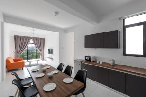 a kitchen and dining room with a table and chairs at ALOR SETAR IMPERIO PROFESSIONAL by ZUES in Alor Setar
