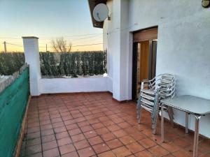 patio z krzesłami, stołem i oknem w obiekcie Don Camino Premium w mieście Villalcázar de Sirga