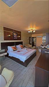 sypialnia z dużym łóżkiem w pokoju w obiekcie Al-Naher Al-Khaled Hotel w Akabie