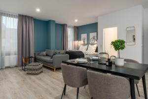 a living room with a dining table and a couch at BRIGHT Lippstadt Klusetor in Lippstadt